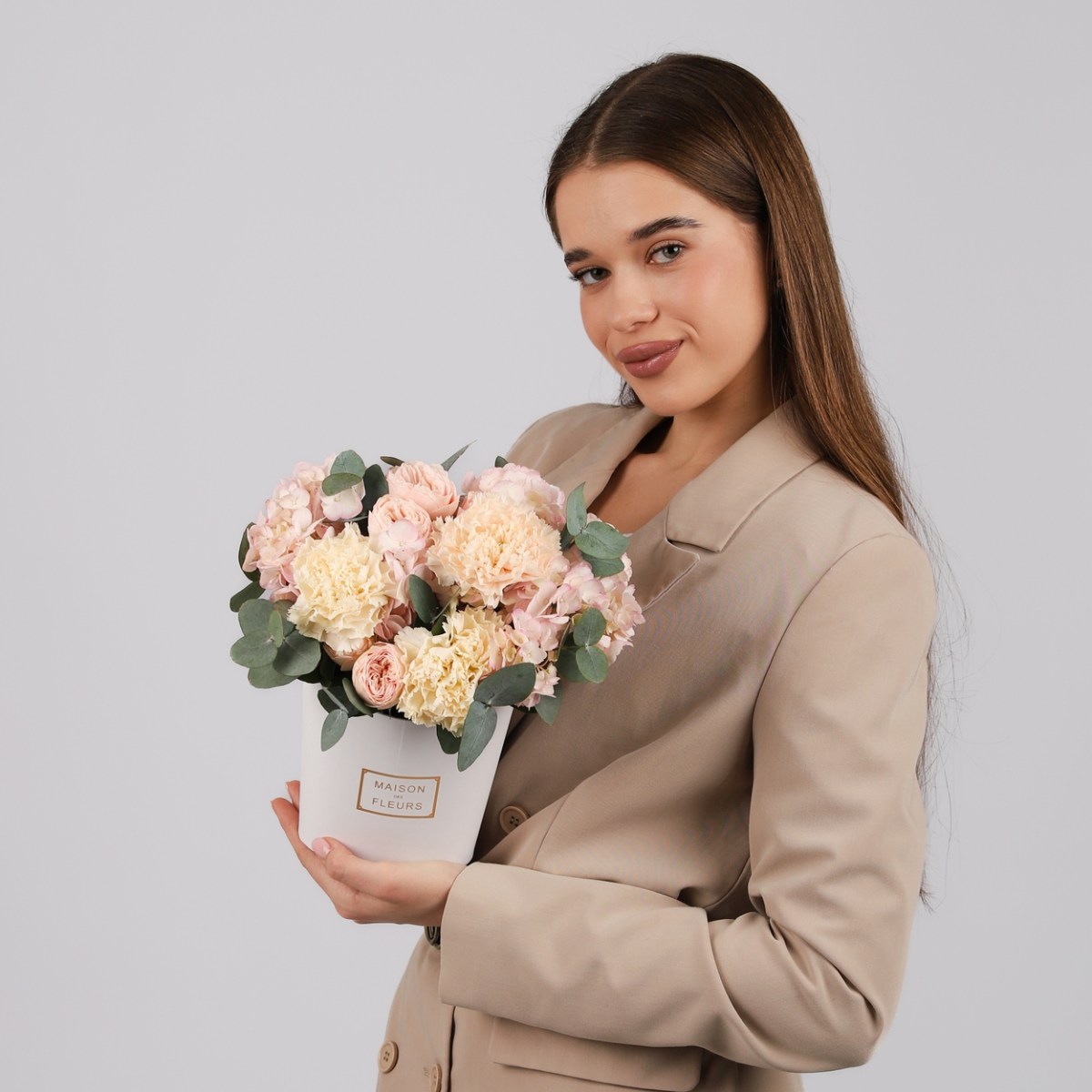 cvety v korobke s pion rozoj i gortenziej 5